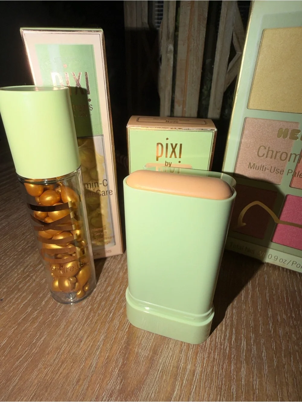 pixi x Hello Kitty Chrome Glow Palette, On The Glow Base, & Vit C Caps, RV$55!